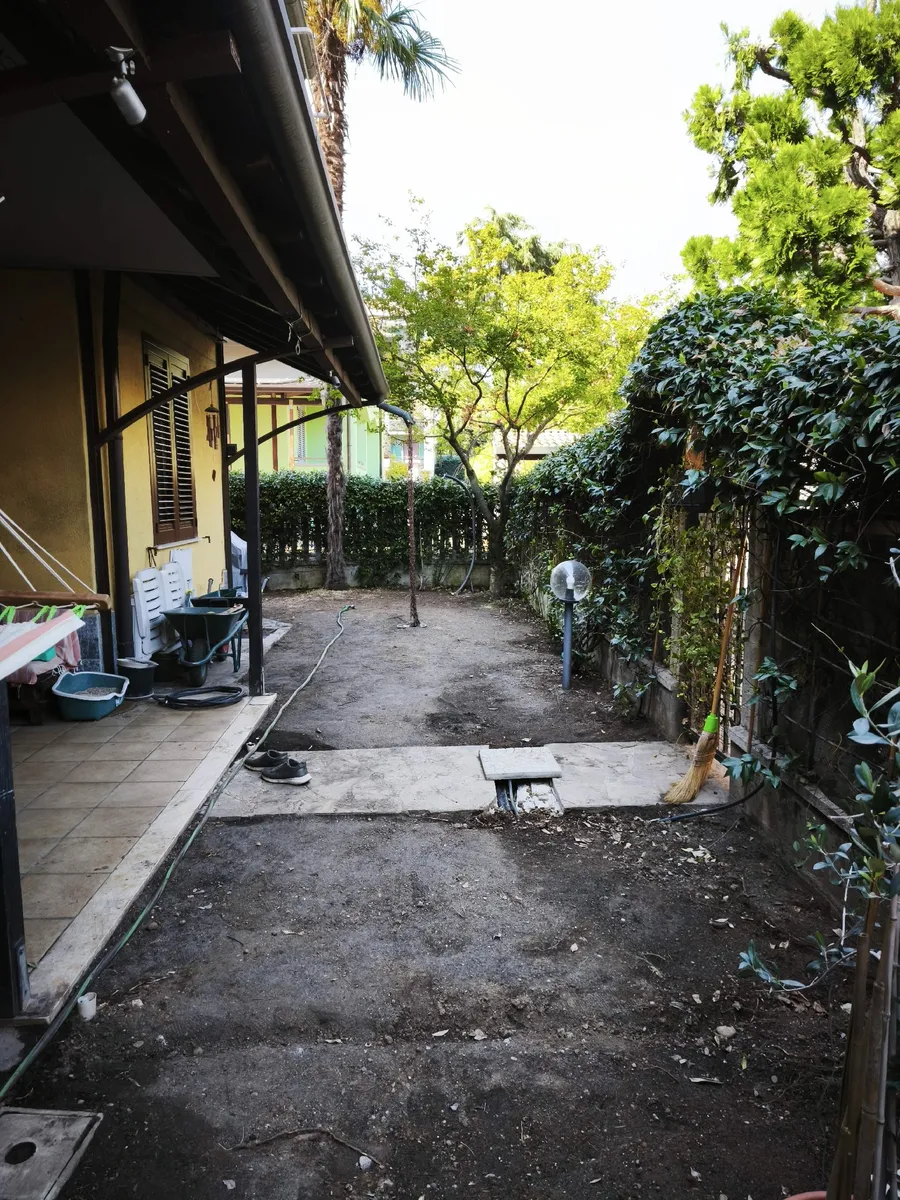 Foto del sopralluogo: giardino in terra battuta accanto al portico